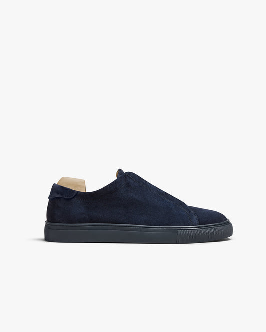 Side profile view of Alnö – Midnight Blue Suede sneaker, showcasing its clean silhouette and tonal rubber sole.