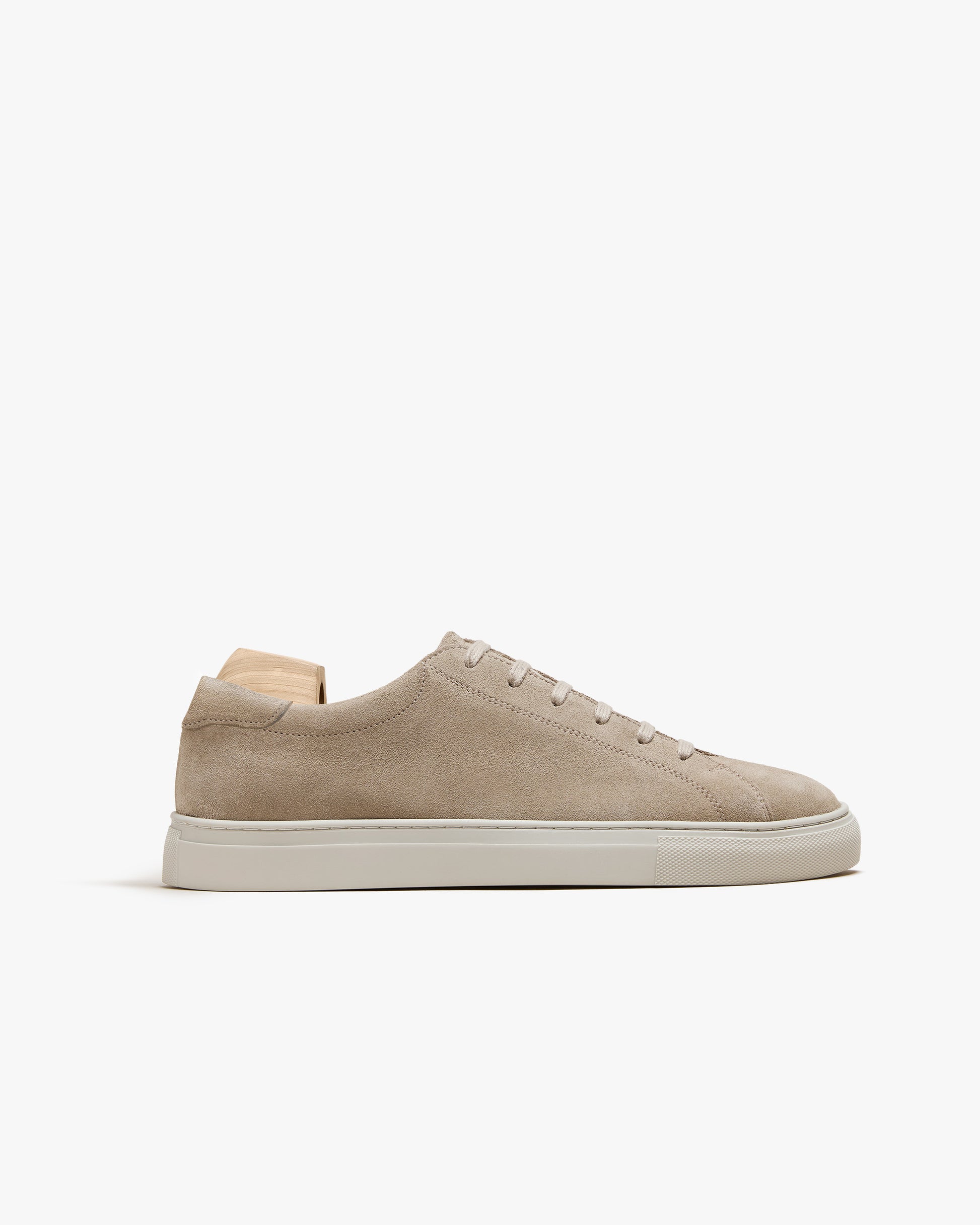 A side profile of the Oaxen II – Sand Suede sneaker, highlighting its clean silhouette and pristine white sole.