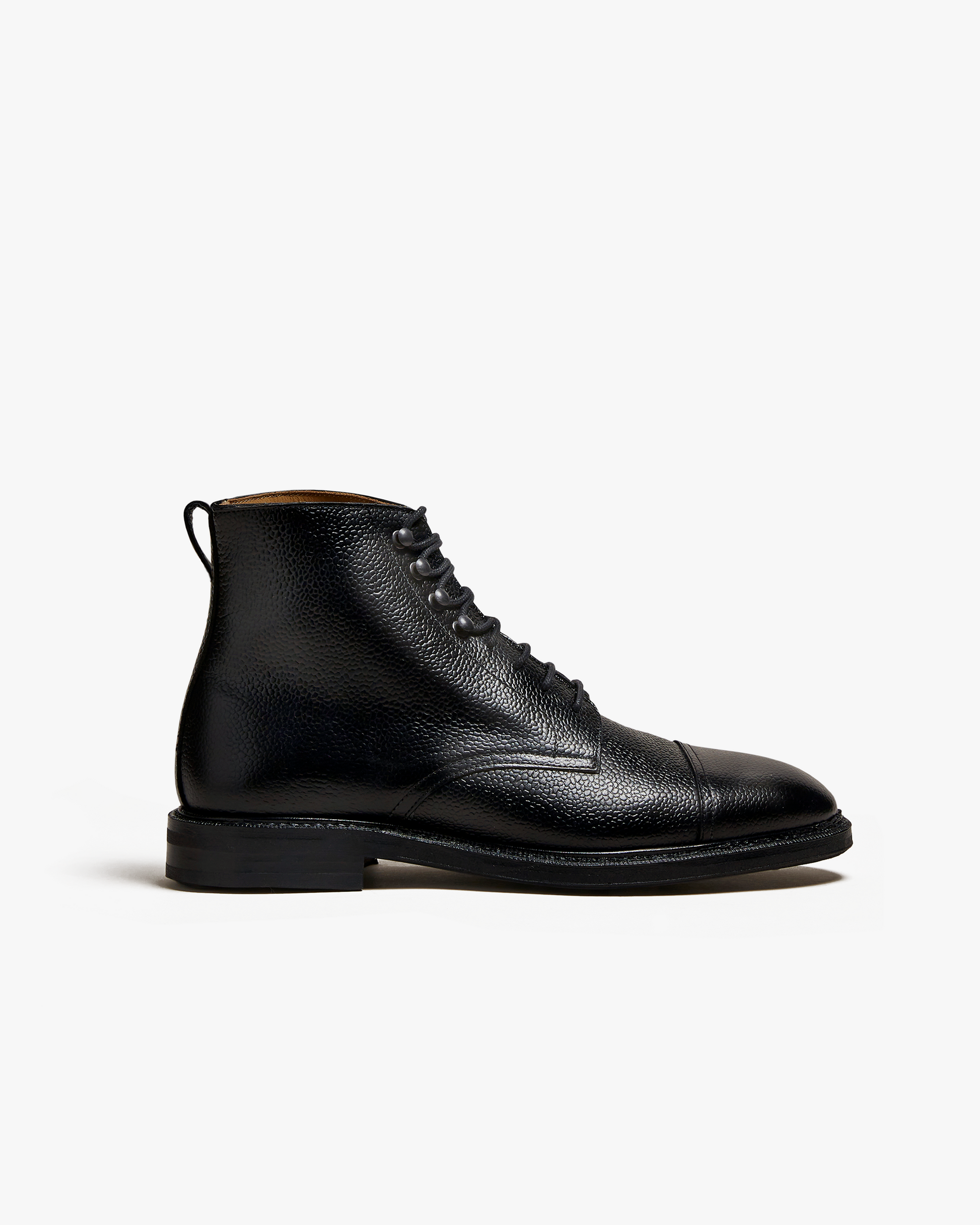 Side profile of the Abisko – Black Country Calf boot, detailing the textured grained leather and lace-up design.