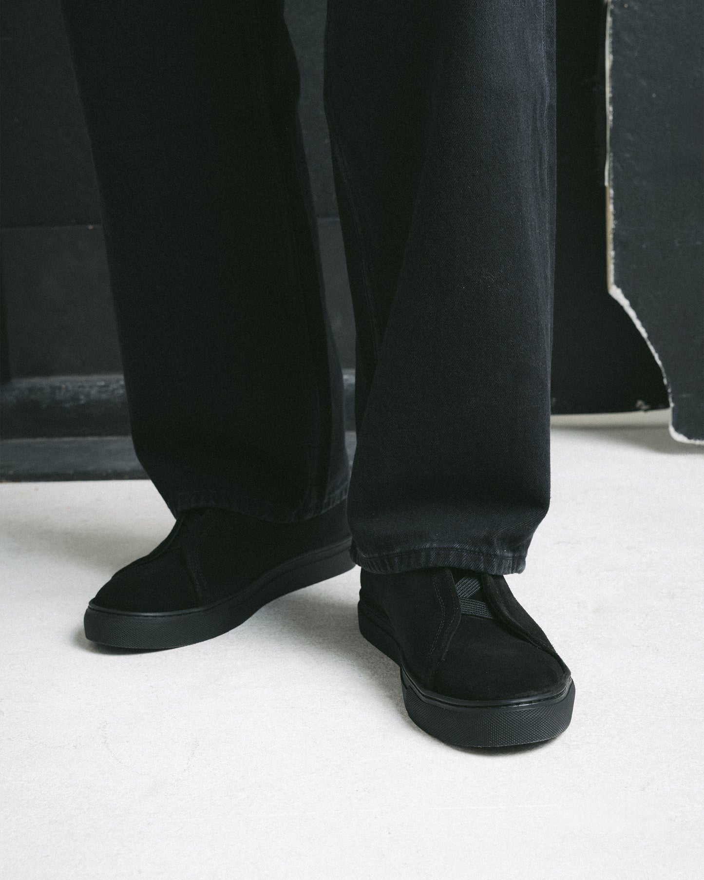 Alnö – Black Suede