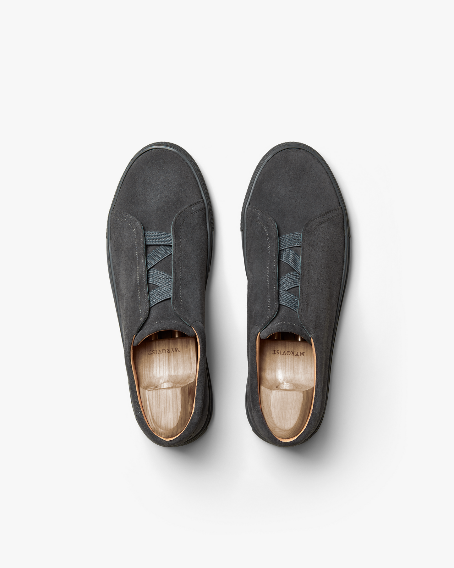 Top-down view of Alnö – Dark Grey Suede, detailing the signature M-shaped elastics and soft suede upper.