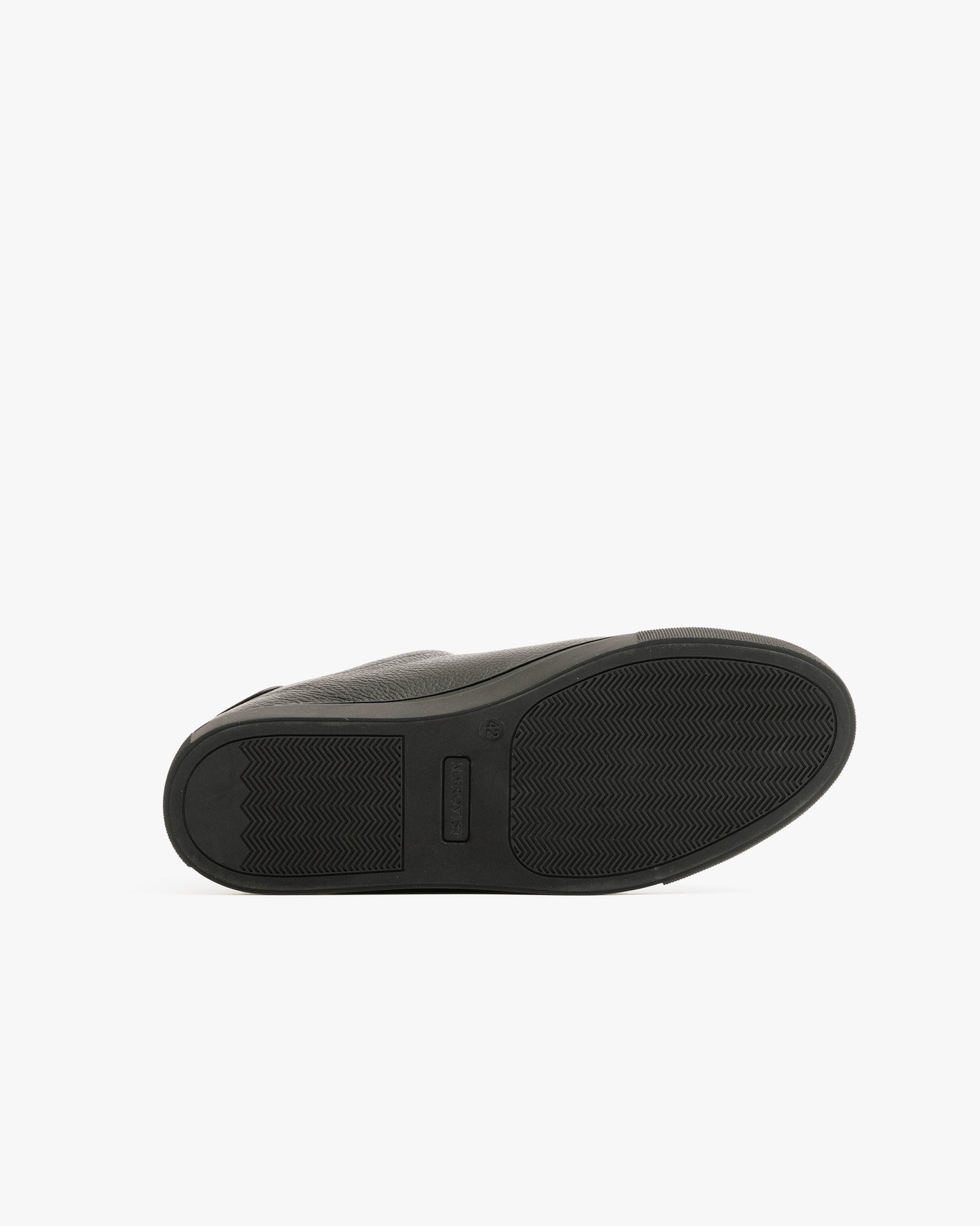 Bottom view of Alnö Shearling – Black Natural Grain, showcasing the textured black rubber sole.