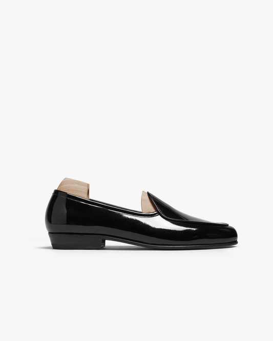 Side profile of the Ängby – Black Patent Leather loafer, showcasing its sleek silhouette and high-shine finish.