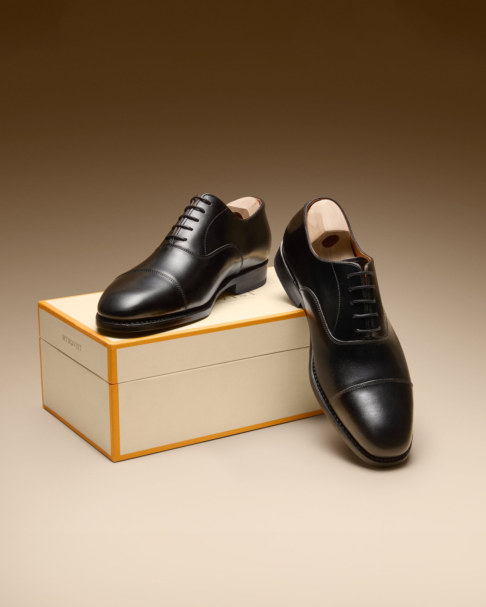 Äppelviken – Black Calf oxford shoes displayed on and next to a Myrqvist shoebox against a solid background.
