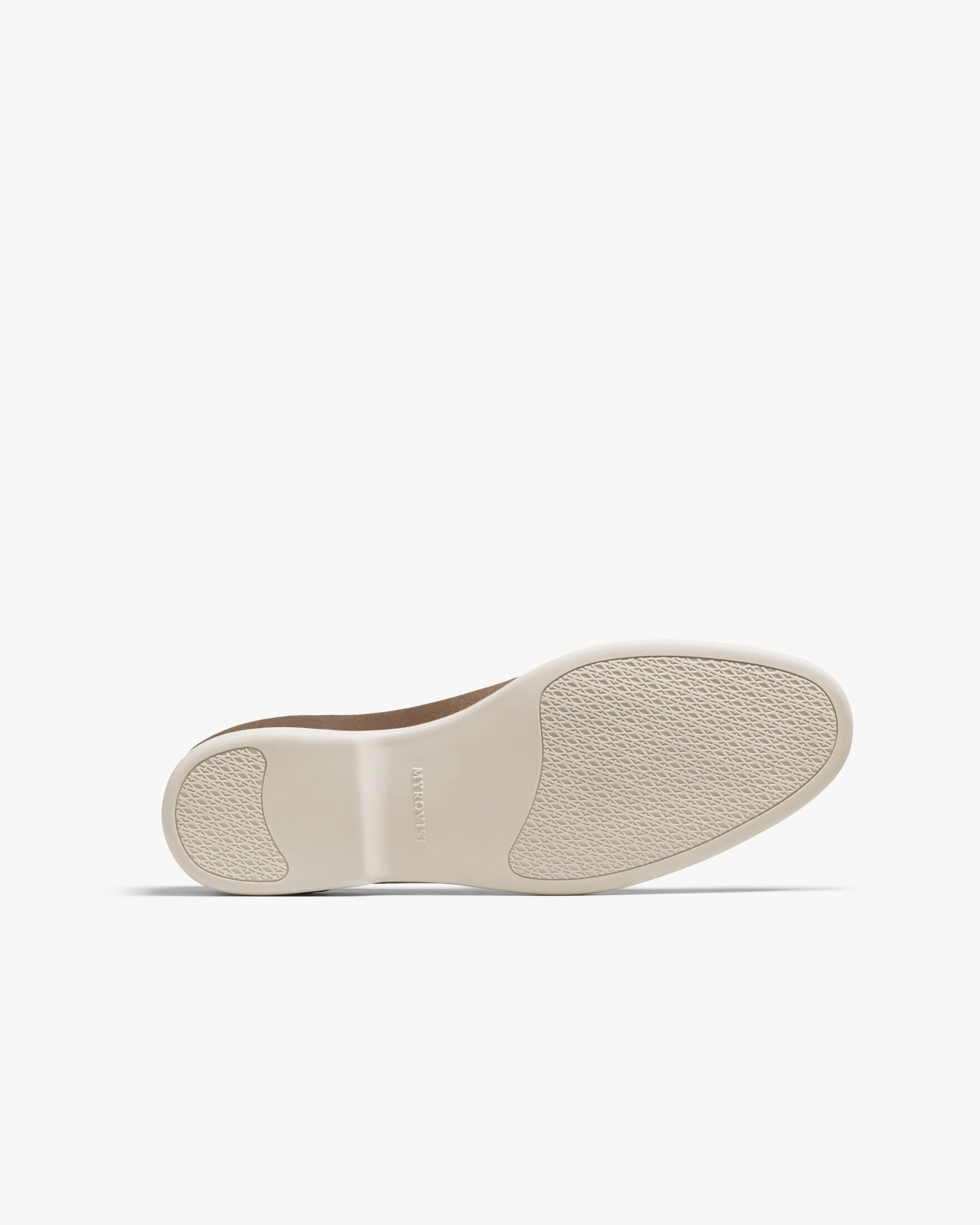 A close-up of the white rubber sole of the Sandhamn – Chestnut Waxed Suede boat shoe, detailing its textured grip.