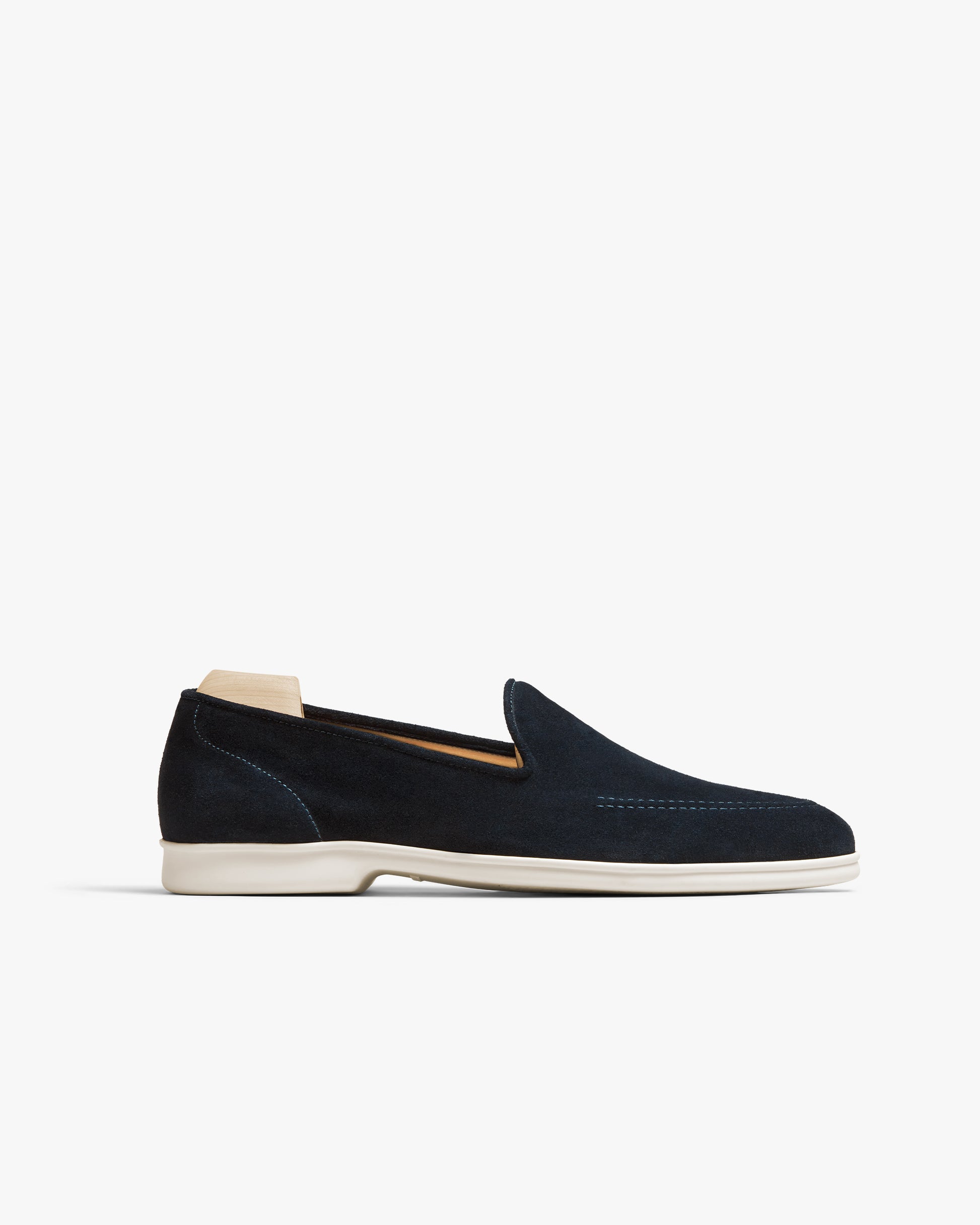 Side profile of the Brännö II – Navy Suede loafer, showcasing the navy suede upper and contrasting off-white rubber sole.