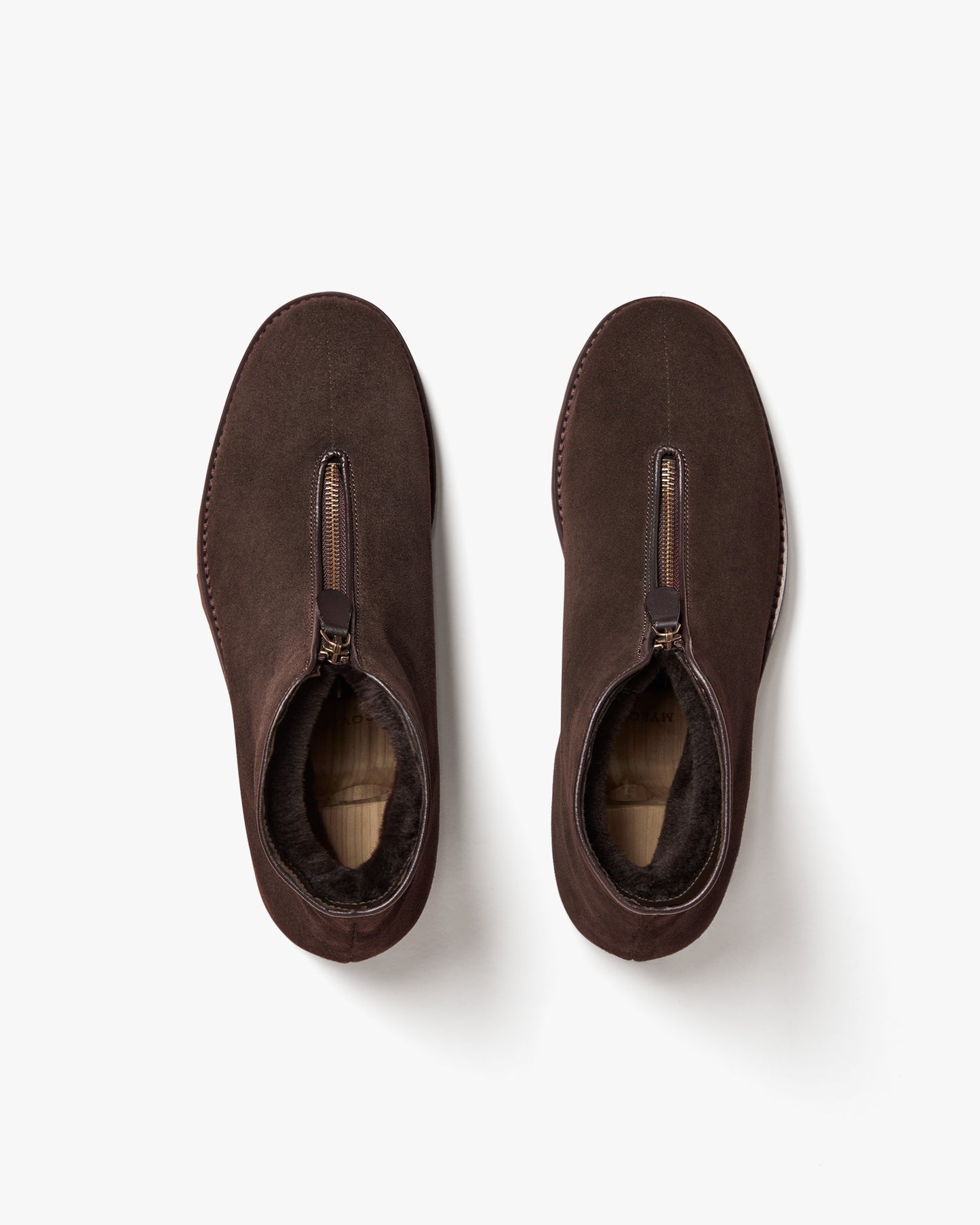 Top-down view of Funäs – Dark Brown Suede boots, showing the central zipper, shearling lining, and fitted wooden shoe trees.