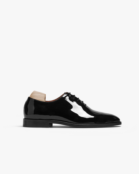 Drottningholm in black patent leather shown in profile, featuring a whole-cut Oxford design with a high-gloss, mirror-like finish, almond-shaped toe, and subtle stitching, ideal for pairing with formal suits or tuxedos.