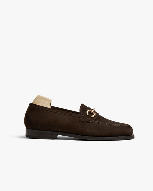 A side profile of Karlberg – Dark Brown Suede, a horsebit loafer, highlighting its silhouette and gold hardware.