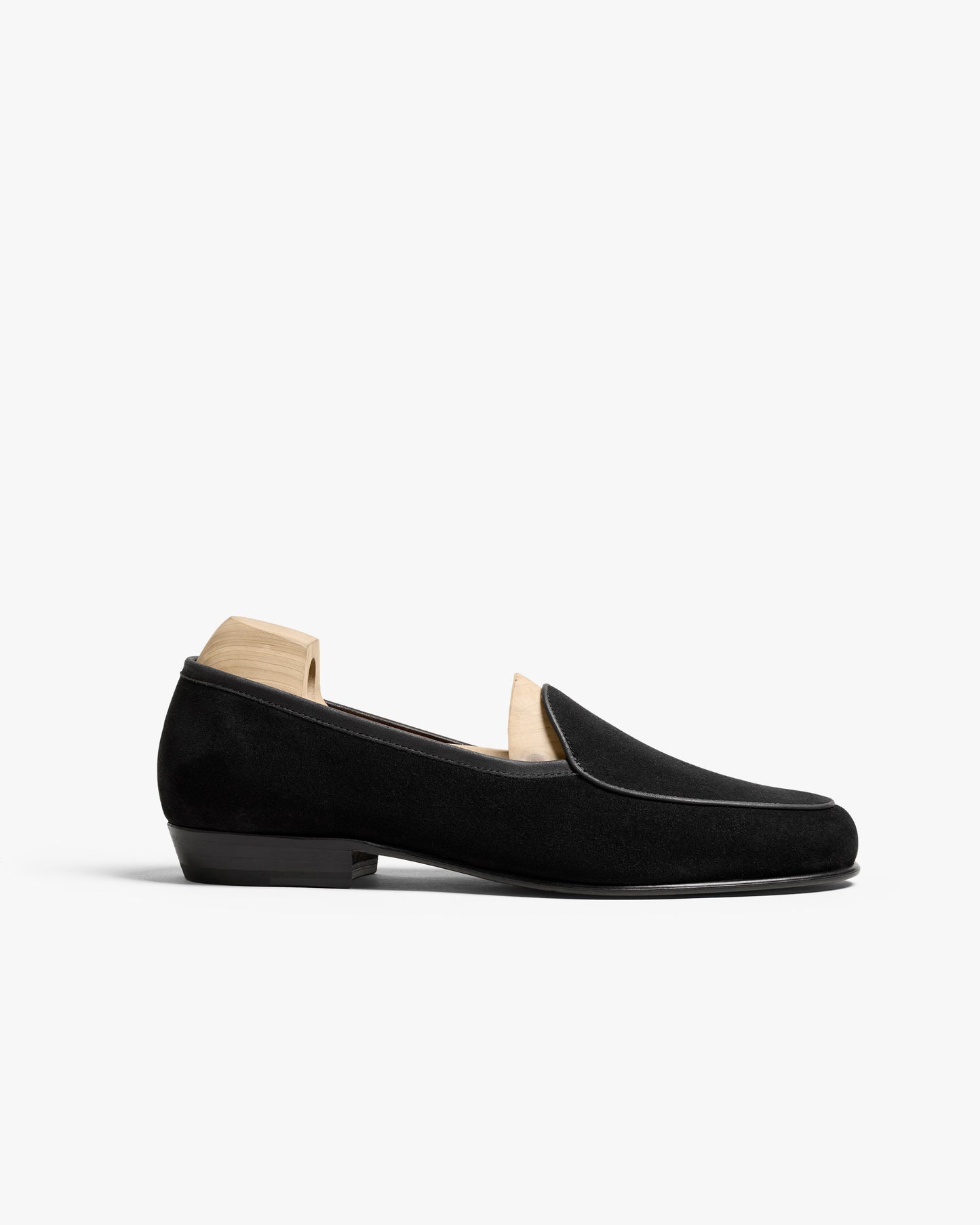A detailed side profile of the Ängby – Black Suede loafer, highlighting its elegant silhouette.