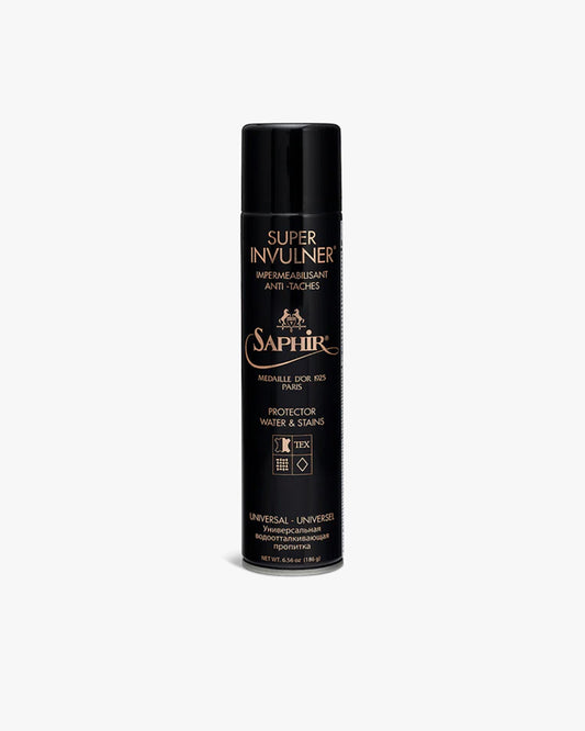 A can of Saphir – Super Invulner – Nubuck & Suede Spray shown against a light grey background.