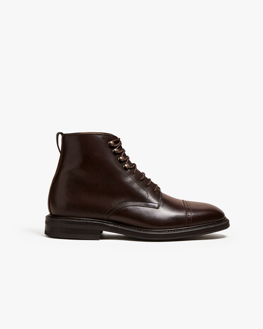 Side profile of the Tjärnö – Dark Brown Calf jumper boot, highlighting the punched detailing on the toe cap.