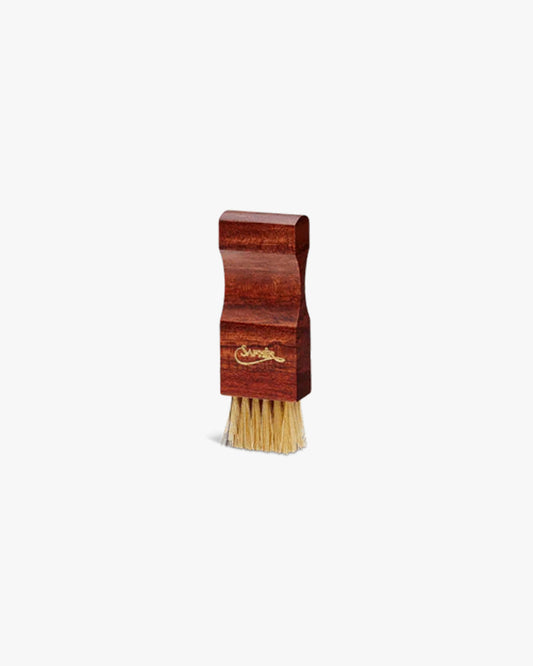 Saphir – Welt Brush with a contoured dark wood handle and light boar bristles, against a white background.
