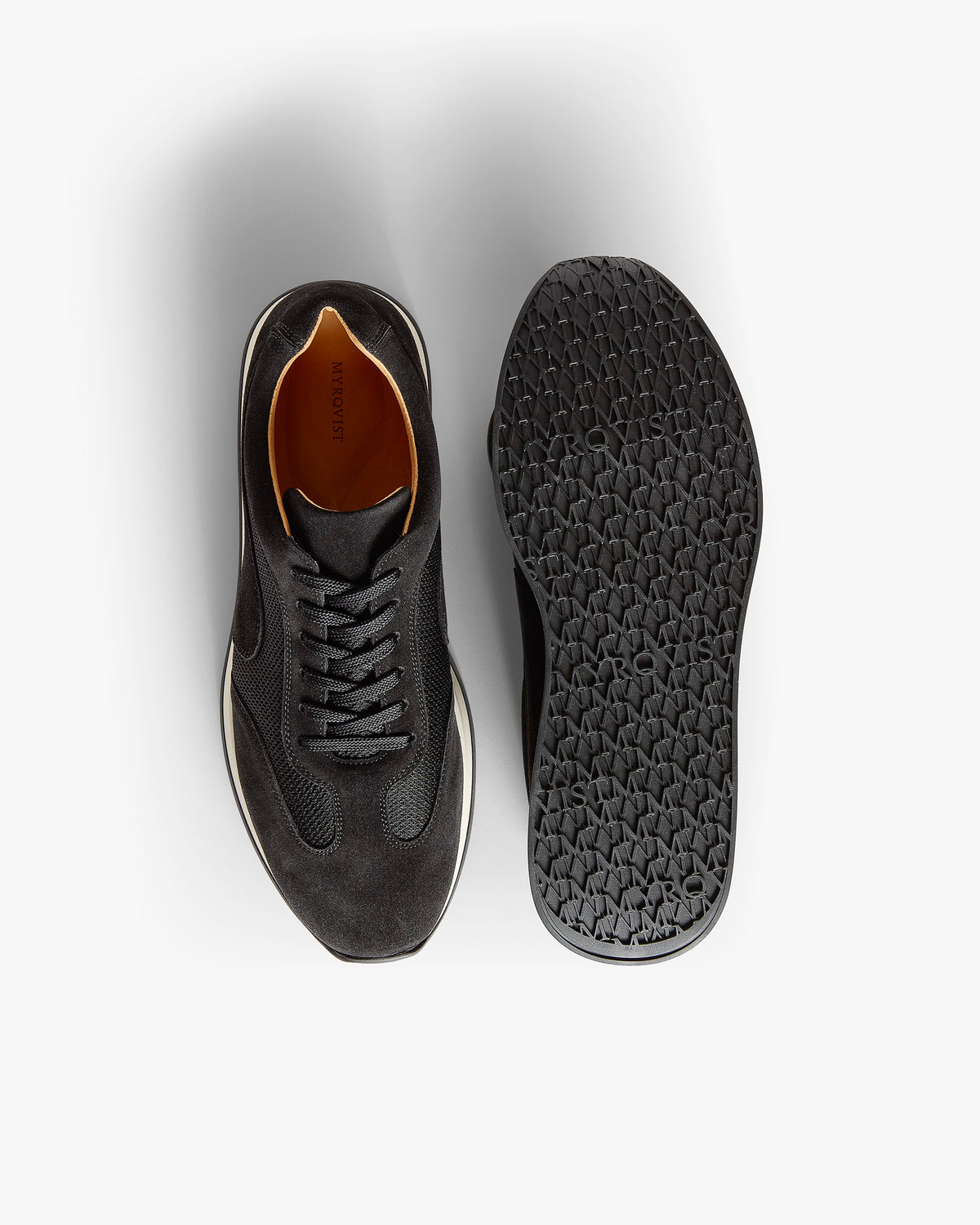 Stensund II – Schwarze Wildleder-Sneaker von oben gezeigt, wobei ein Schuh die charakteristische M-Muster-Sohle präsentiert.
