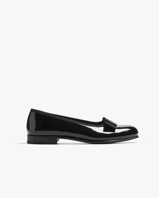 A side profile of Rosendal – Black Patent Leather, detailing the sleek silhouette and refined bow.