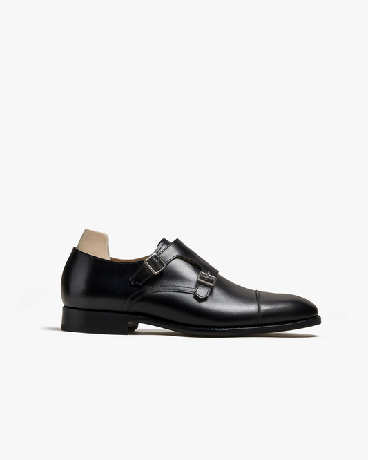 A side profile of Ålsten – Black Calf, detailing the cap toe and double monk strap design.