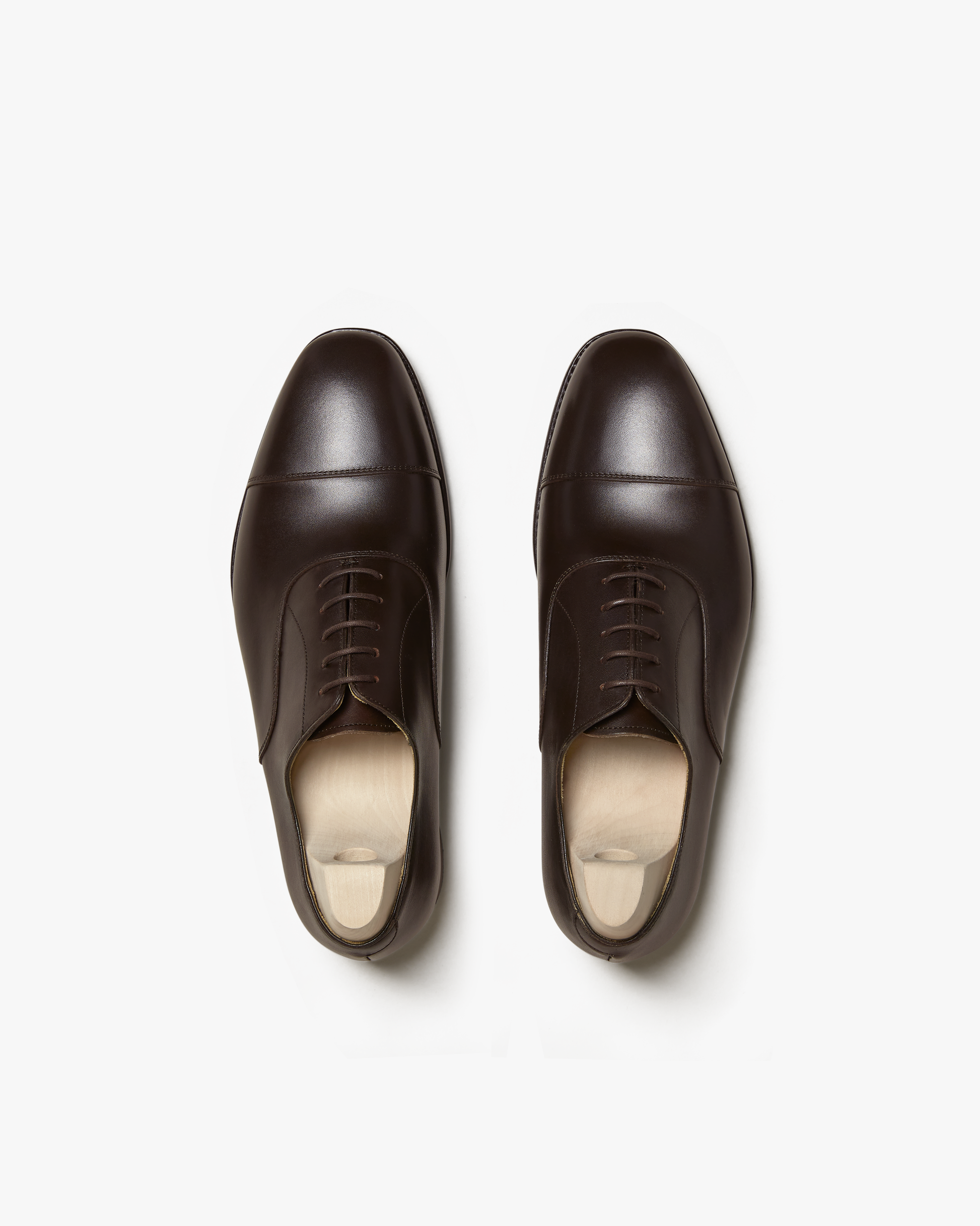Overhead view of a pair of Äppelviken – Dark Brown Calf oxford shoes against a clean white background.