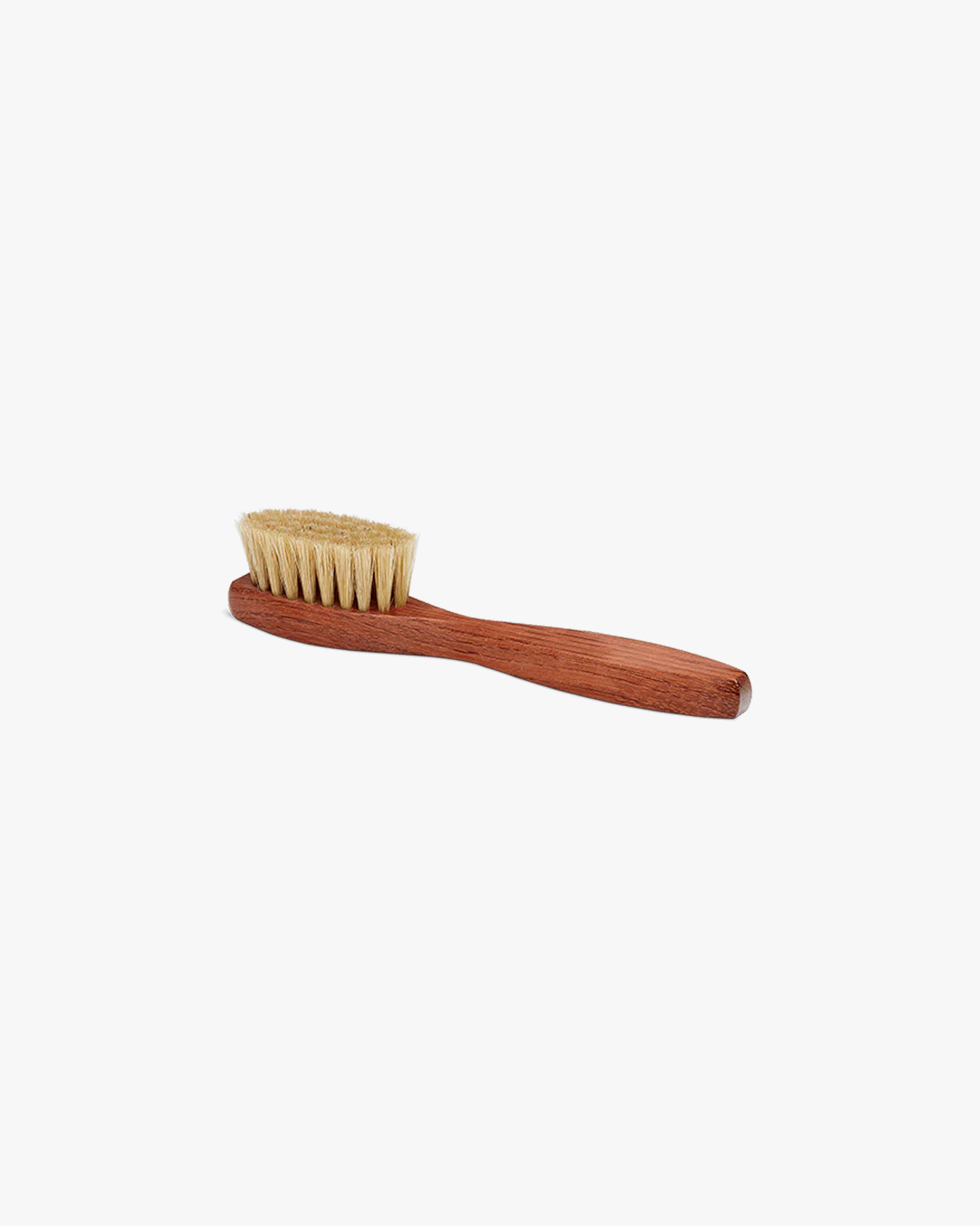 Saphir – Application Brush with a wooden handle and light bristles, photographed from the side on a white background.