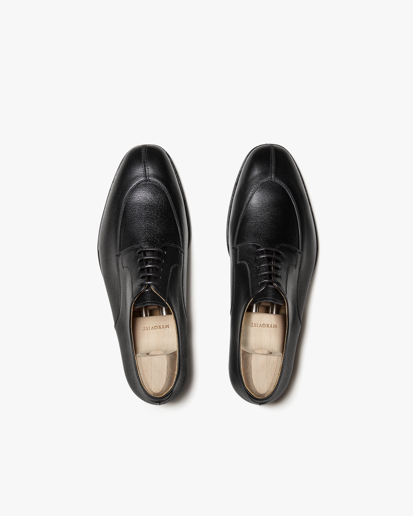 An overhead view of Norrmalm – Black Hatch Grain, showcasing the split-toe design and textured leather.