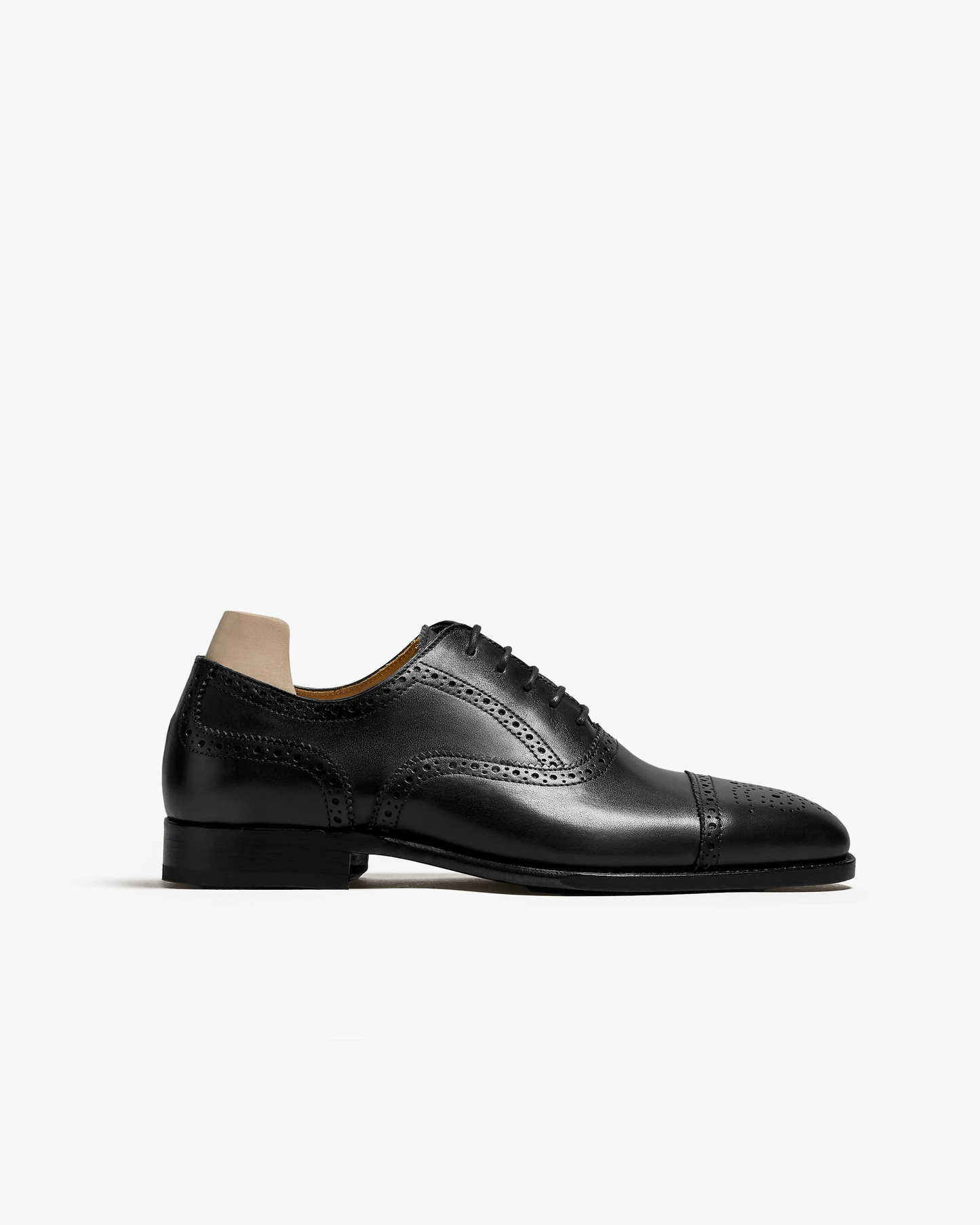 A side profile of Strömsö – Black Calf, highlighting the classic silhouette and semi-brogue detailing of the oxford.