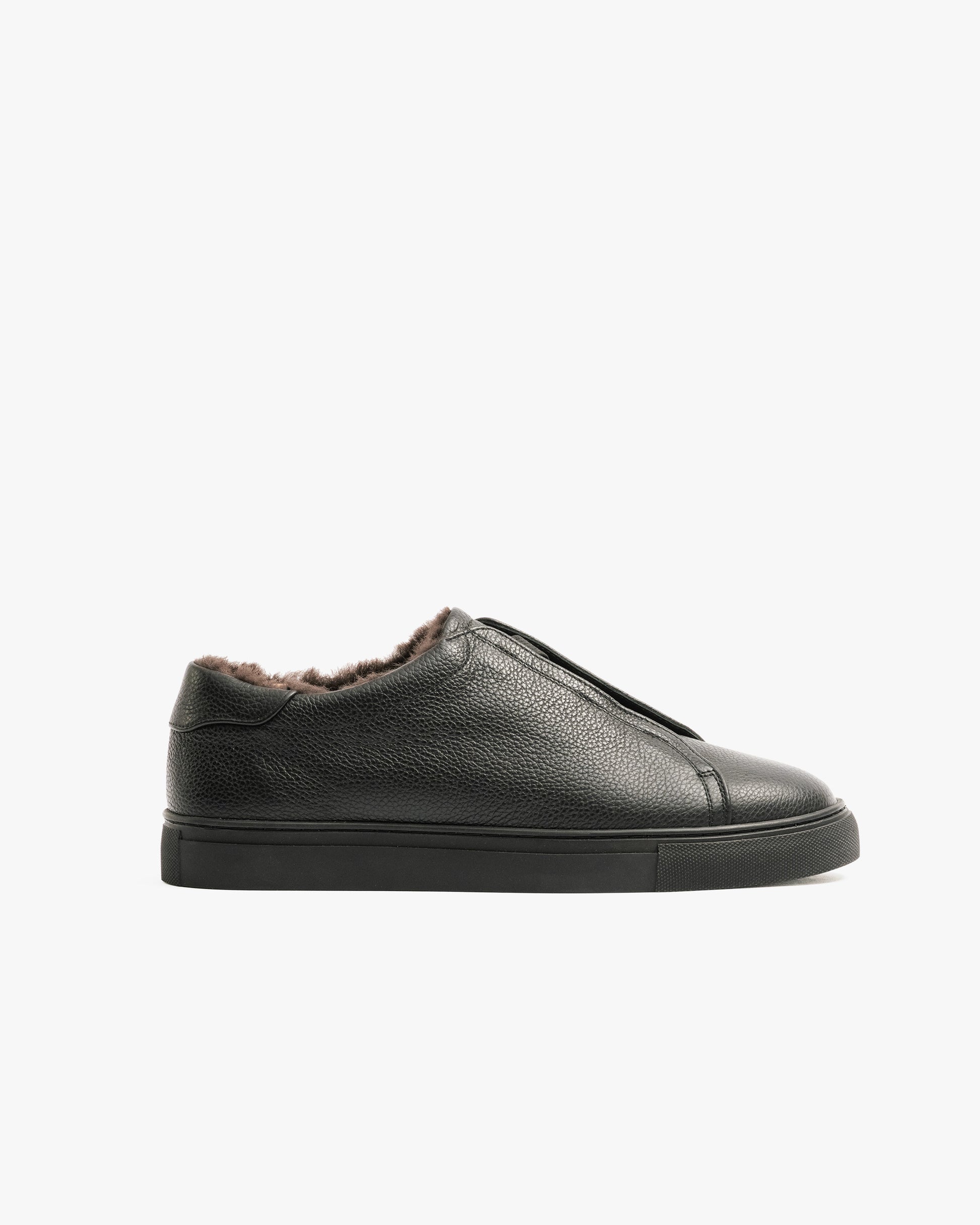 Side profile of Alnö Shearling – Black Natural Grain, showcasing its black grain leather upper and shearling lining.