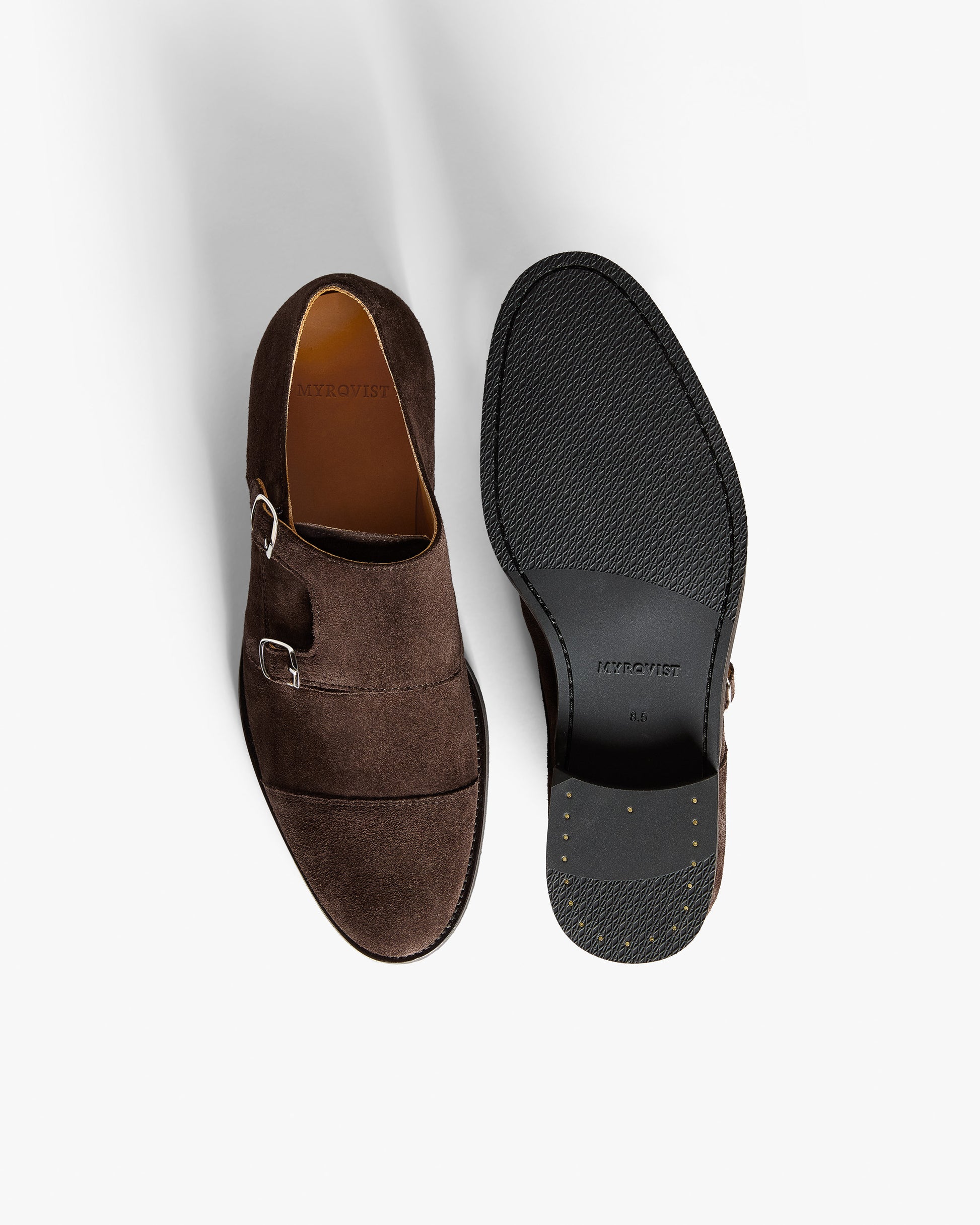 Ålsten II in dark brown suede shown with one shoe upright and one showing the sole.