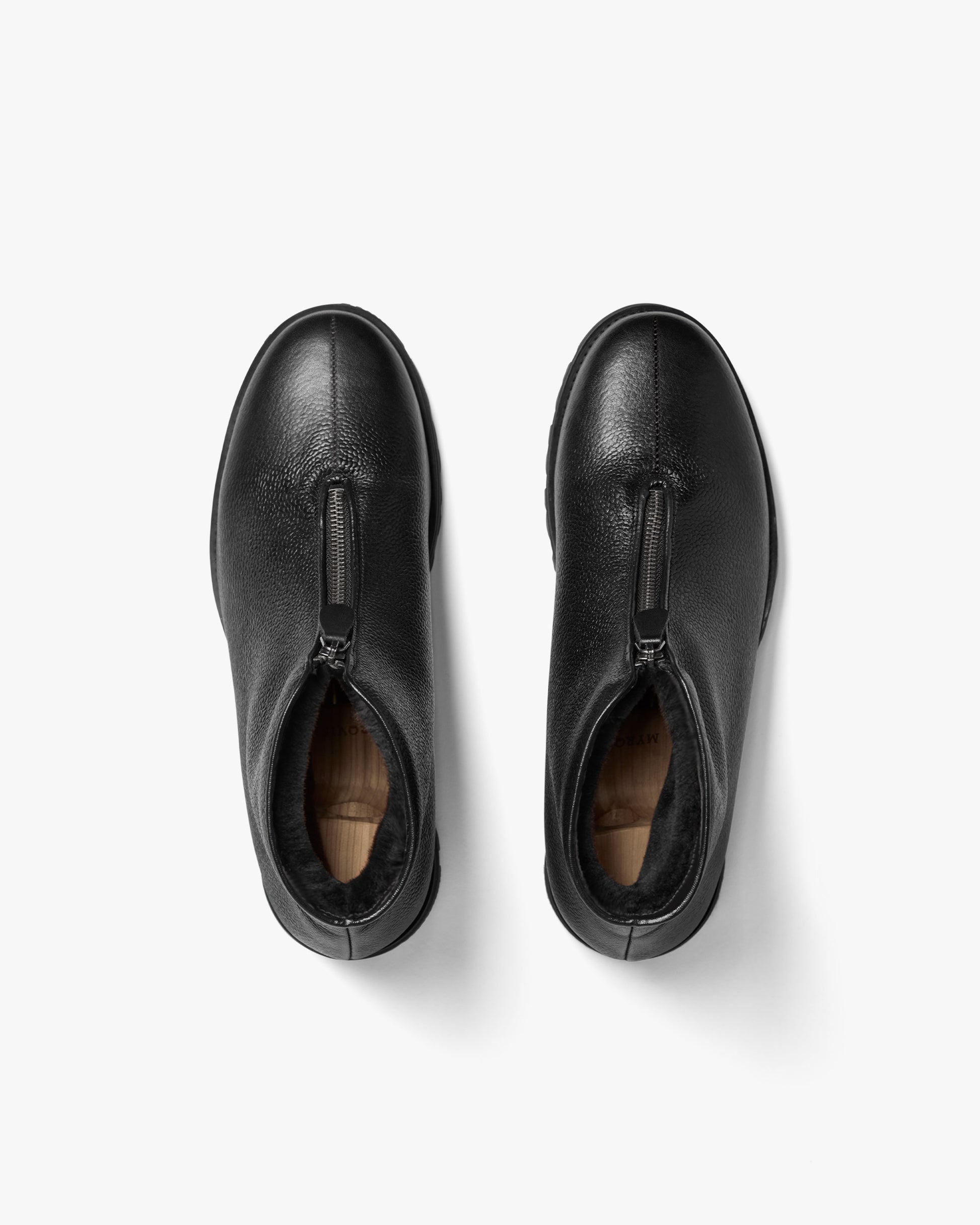 Top view of Funäs in black country calf boots, featuring textured full-grain leather, central zippers, and visible shearling lining for added warmth and comfort.