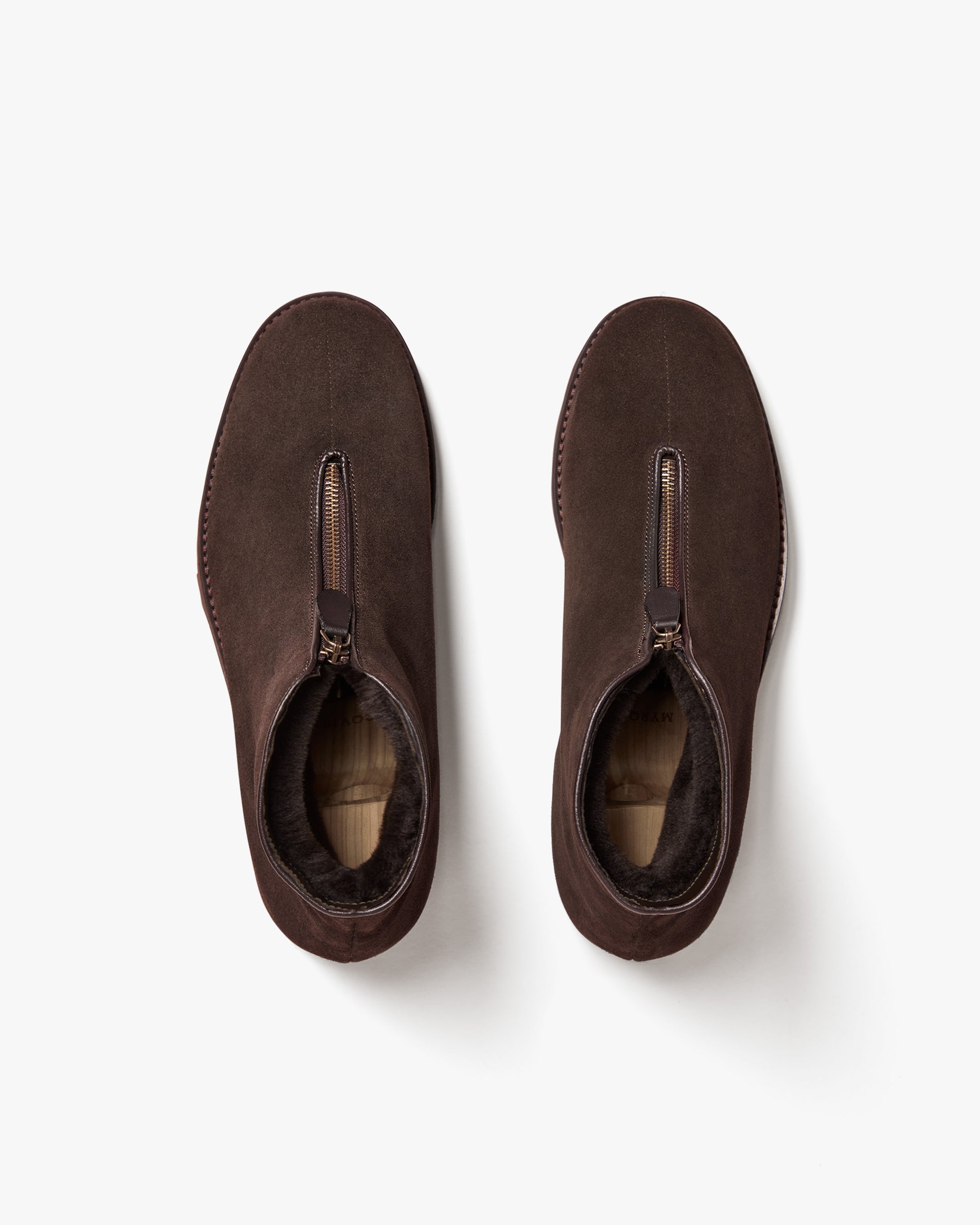 Top-down view of Funäs – Dark Brown Suede boots, showing the central zipper, shearling lining, and fitted wooden shoe trees.