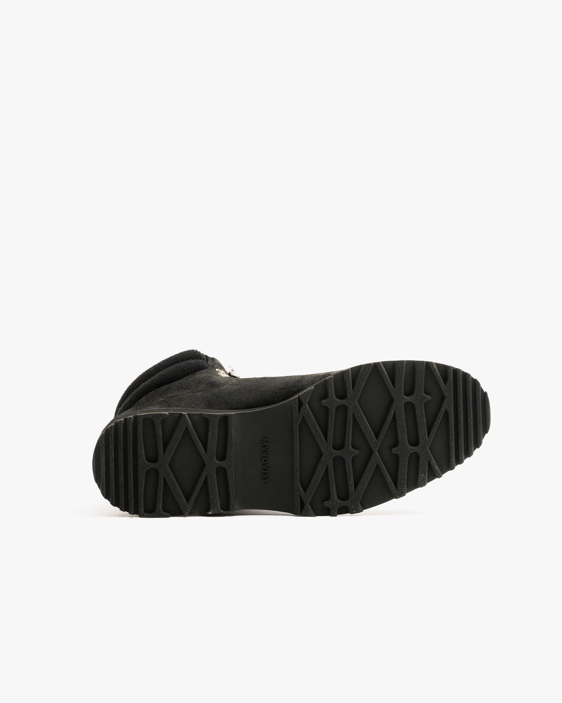 A close-up of Duved II – Black Waxed Suede, detailing the rugged black rubber hiking sole and its traction pattern.