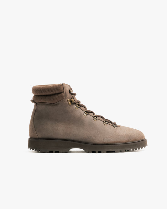A profile view of Duved – Taupe Waxed Suede, detailing its waxed suede upper, padded collar, and enhanced hiking sole.