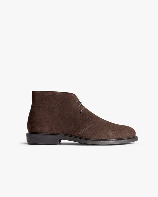 Side profile of Gyllsjö II – Dark Brown Suede, a chukka boot with a softly chiseled toe, set against a white background.