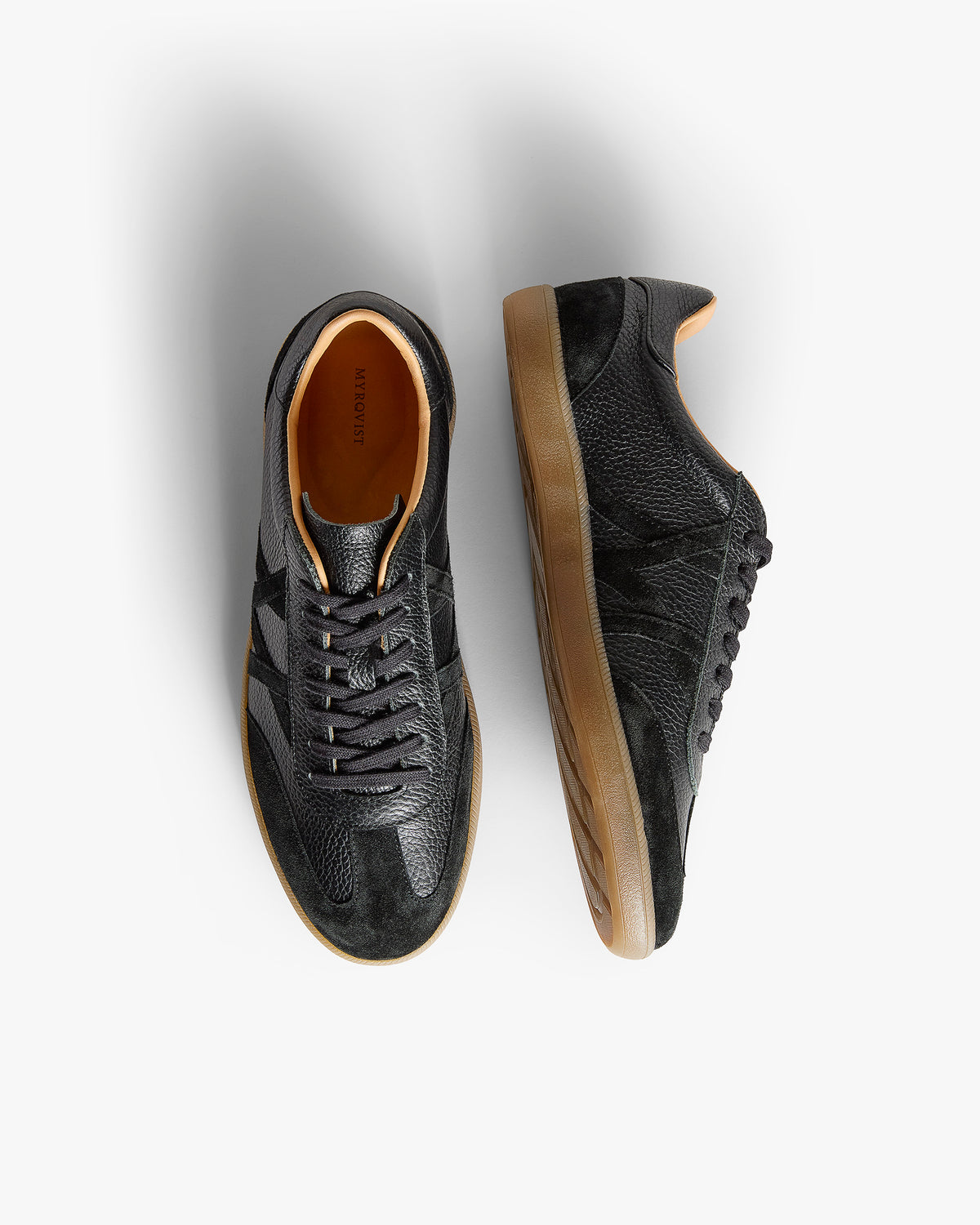 Högalid – Black Natural Grain shown from above and from the side, highlighting its textured leather and gum sole.