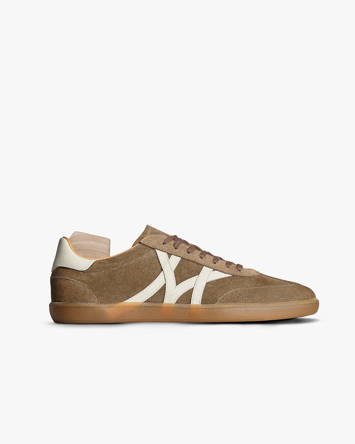 Högalid – Taupe Suede sneaker shown in side profile, highlighting its taupe suede upper and contrast M-pattern branding.