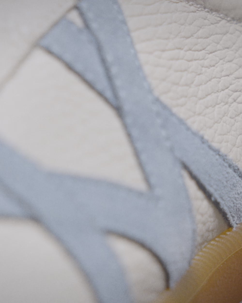 Högalid – White Natural Grain sneaker in white tumbled leather with suede accents and the abstract M side motif.