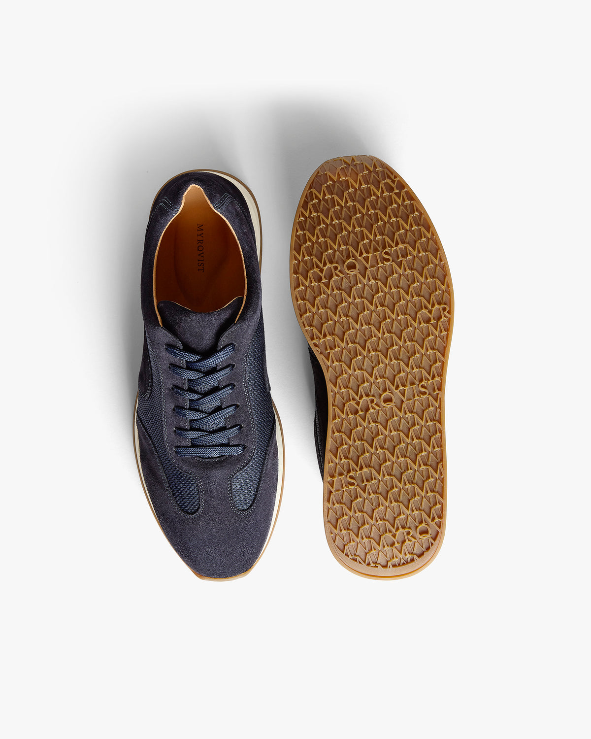 Stensund II – Sneaker in Navyblau aus Wildleder und Mesh, ein Schuh aufrecht und einer zeigt die M-Muster-Sohle von unten.