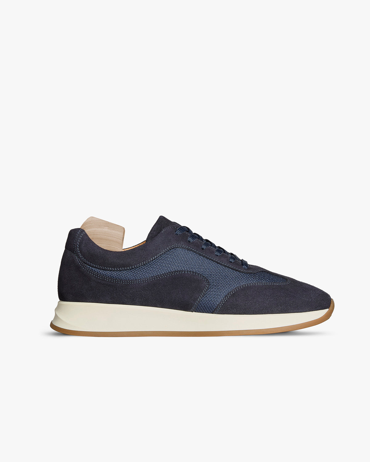 Stensund II – Navy Suede Sneaker in Seitenansicht mit blauen Wildleder- und Textileinsätzen sowie einer weißen Sohle.